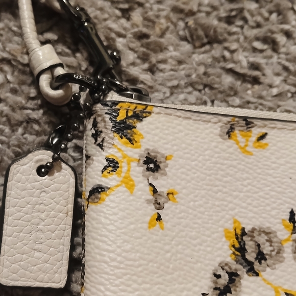 🌼Coach Floral Wristlet White Yellow Gray Leather Zip Pouch - Picture 3 of 7
